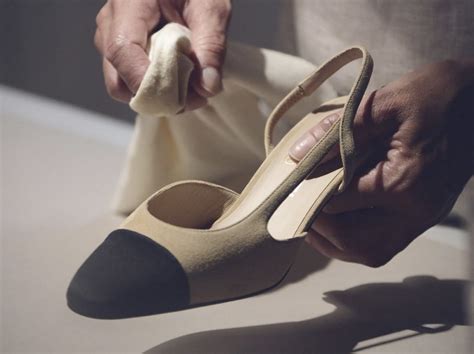 chanel scarpa si.mette la calza|SCARPE DONNA CHANEL: LE DÉCOLLETÉ CHE FANNO .